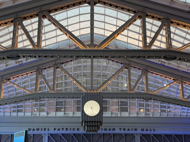f 61 132 19240296 v7Eu1xGV Severud Moynihan Train Hall 4 Main Boarding Concourse Trusses and Clock looking up photo by Severud 768x576